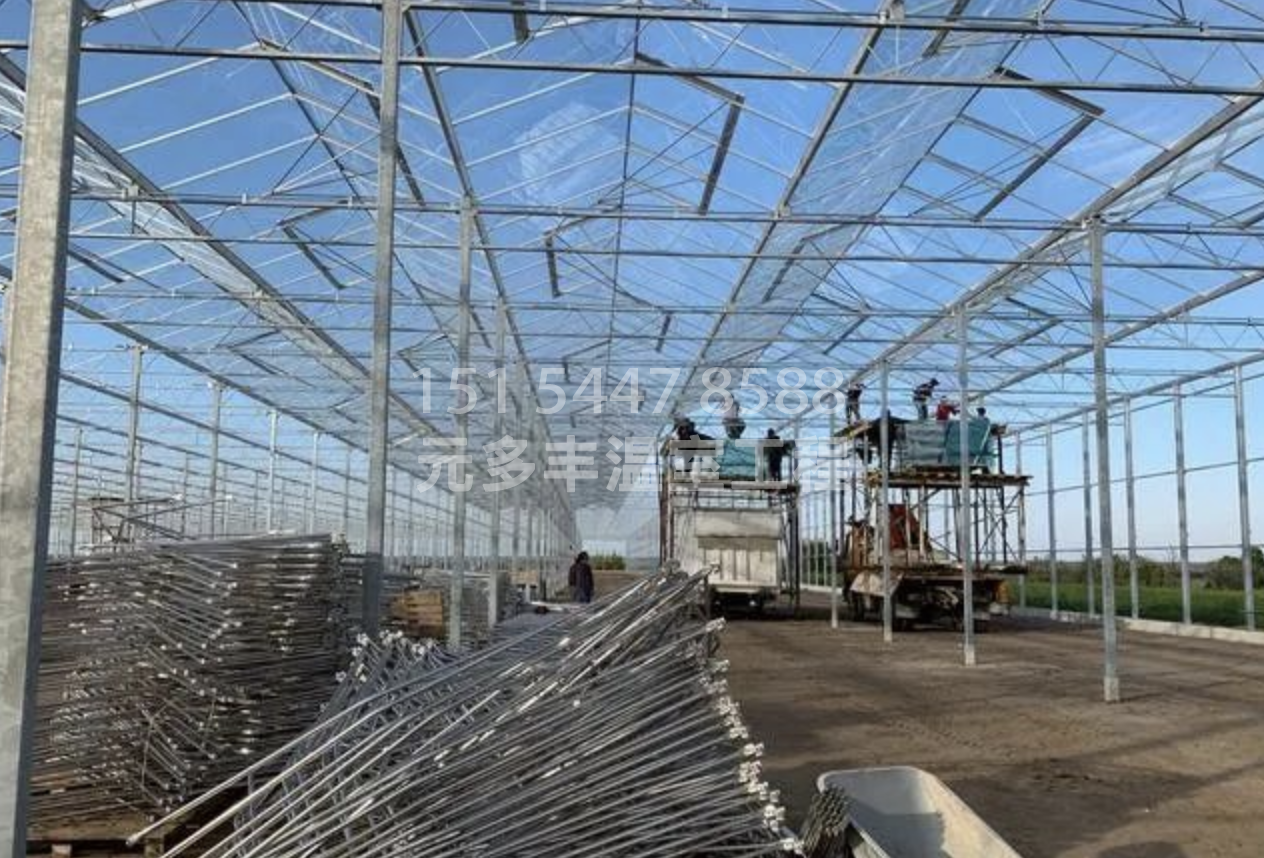 全玻璃连栋温室大棚造价，连栋温室大棚的顶部玻璃是怎么安装的？